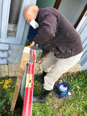 Brian cutting Toby door 83kb