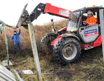 22 Brian and railway men pull brocken posts out