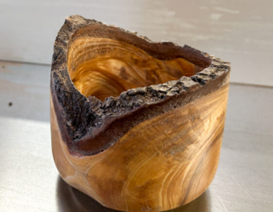 Peter walnut bowl with natural bark Peter walnut bowl with natural bark