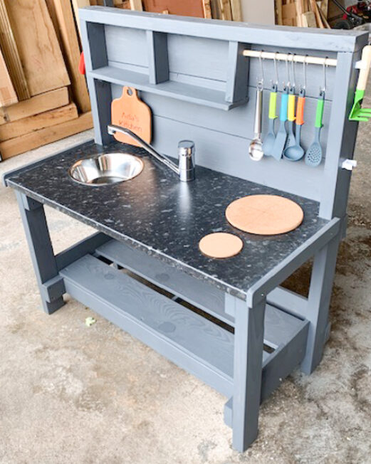 Mels Mud kitchen